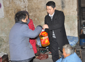 超市领导来到太白园居委会西瓜州街道慰问三无困难户